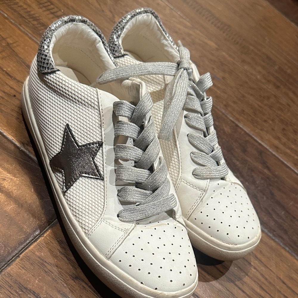 UNIONBAY White Sneakers with Silver Accents